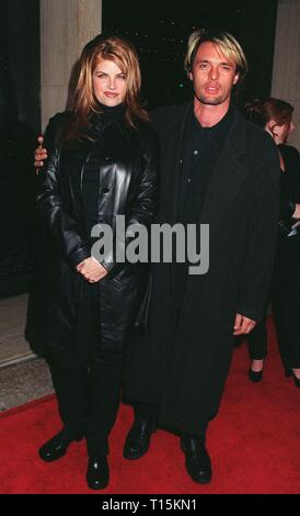 LOS ANGELES, CA. Dicembre 06, 1997: attrice Kirstie Alley & fidanzato James Wilder a premiere mondiale del suo nuovo 'Deconstructing Harry' in Century City, Los Angeles. Il film è stato diretto da e stelle Woody Allen. Foto Stock