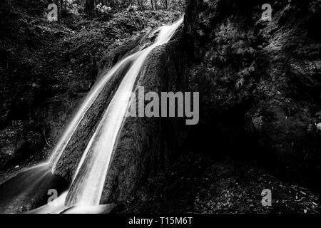 La cascata nel bosco in un pallido (Umbria, Italia) Foto Stock