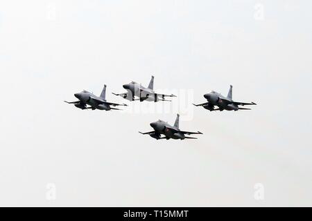 Islamabad, Pakistan. 23 Mar, 2019. Il pakistan jet da combattimento sono visti durante un air show per contrassegnare il Pakistan Giornata nazionale di Islamabad, capitale del Pakistan, il 23 marzo 2019. Il Pakistan Giornata Nazionale, noto anche come il Pakistan Risoluzione giorno o il giorno della Repubblica, si celebra ogni anno il 23 marzo. Credito: Ahmad Kamal/Xinhua/Alamy Live News Foto Stock