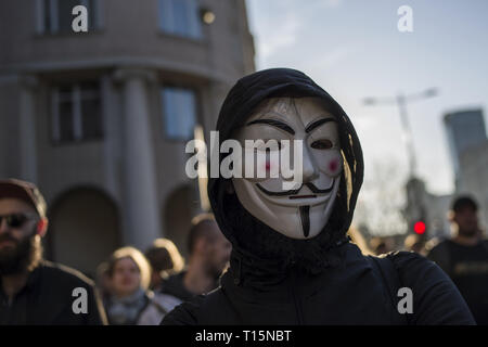 Varsavia, Mazowieckie, Polonia. 23 Mar, 2019. Un manifestante visto indossare maschera anonimo durante la protesta.La votazione sulla modifica del diritto d'autore nella Unione europea avrà luogo negli ultimi giorni del mese di marzo. Pertanto, il 23 marzo, gli oppositori del controverso gli articoli 11 e 13 intendono mobilitare e prendere per le strade. L'arresto internazionale Acta 2.0 le azioni di protesta hanno avuto luogo anche a Varsavia e altre numerose città della Polonia. Credito: Attila Husejnow SOPA/images/ZUMA filo/Alamy Live News Foto Stock