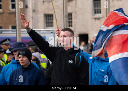 Edimburgo, Scozia, Regno Unito. 23 Mar, 2019. Marzo il parlamento scozzese di Edimburgo dal lontano a destra della difesa scozzese League (SDL) è stata soddisfatta da un contatore di dimostrazione da vari ala sinistra gruppi come unire le forze contro il fascismo, mussola associazione femminile e Edinburgh Antifa. Una pesante la presenza della polizia era in vigore e SDL sono stati strettamente scortato da e per la stazione di Waverley. Credito: Iain Masterton/Alamy Live News Foto Stock