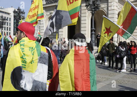 Francoforte, Germania. Il 23 marzo 2019. Curdi partecipare nel mese di marzo con le bandiere sulle loro spalle. Parecchie migliaia di curdi hanno marciato attraverso Francoforte, per festeggiare Nawroz, il curdo nuova edizione del festival. Essa è stata la celebrazione centrale per la Germania e si è svolta sotto il motto "Free Abdullah Ocalan", il leader del PKK (Partito dei Lavoratori del Kurdistan). Foto Stock