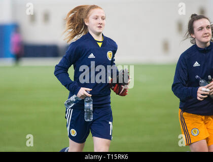 Edimburgo, Scozia - marzo 23: Monica Forsyth della Scozia prima della UEFA Elite Round match tra Scozia U17 la ragazza e la Norvegia U17 della ragazza Oriam in Scozia, il 23 marzo 2019 a Edimburgo, Scozia. (Foto di Scottish Borders Media/Alamy Live News) solo uso editoriale, è richiesta una licenza per uso commerciale. Nessun uso in scommesse. Foto Stock