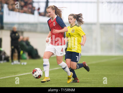 Edimburgo, Scozia - marzo 23: Helene Broch della Norvegia e Monica Forsyth della Scozia competere per la palla durante la UEFA Elite Round match tra Scozia U17 la ragazza e la Norvegia U17 della ragazza Oriam in Scozia, il 23 marzo 2019 a Edimburgo, Scozia. (Foto di Scottish Borders Media/Alamy Live News) solo uso editoriale, è richiesta una licenza per uso commerciale. Nessun uso in scommesse. Foto Stock