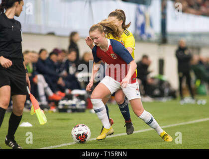 Edimburgo, Scozia - marzo 23: Helene Broch della Norvegia e Monica Forsyth della Scozia competere per la palla durante la UEFA Elite Round match tra Scozia U17 la ragazza e la Norvegia U17 della ragazza Oriam in Scozia, il 23 marzo 2019 a Edimburgo, Scozia. (Foto di Scottish Borders Media/Alamy Live News) solo uso editoriale, è richiesta una licenza per uso commerciale. Nessun uso in scommesse. Foto Stock