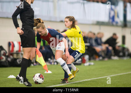 Edimburgo, Scozia - marzo 23: Helene Broch della Norvegia e Monica Forsyth della Scozia competere per la palla durante la UEFA Elite Round match tra Scozia U17 la ragazza e la Norvegia U17 della ragazza Oriam in Scozia, il 23 marzo 2019 a Edimburgo, Scozia. (Foto di Scottish Borders Media/Alamy Live News) solo uso editoriale, è richiesta una licenza per uso commerciale. Nessun uso in scommesse. Foto Stock