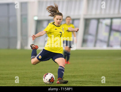 Edimburgo, Scozia - marzo 23: Monica Forsyth della Scozia ha un colpo a obiettivo durante la UEFA Elite Round match tra Scozia U17 la ragazza e la Norvegia U17 della ragazza Oriam in Scozia, il 23 marzo 2019 a Edimburgo, Scozia. (Foto di Scottish Borders Media/Alamy Live News) solo uso editoriale, è richiesta una licenza per uso commerciale. Nessun uso in scommesse. Foto Stock