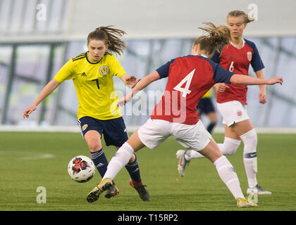 Edimburgo, Scozia - Marzo 23:Monica Forsyth della Scozia è affrontato da Helene Broch di Norvegia durante UEFA Elite Round match tra Scozia U17 la ragazza e la Norvegia U17 della ragazza Oriam in Scozia, il 23 marzo 2019 a Edimburgo, Scozia. (Foto di Scottish Borders Media/Alamy Live News) solo uso editoriale, è richiesta una licenza per uso commerciale. Nessun uso in scommesse. Foto Stock