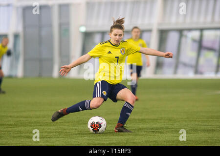 Edimburgo, Scozia - marzo 23: Monica Forsyth della Scozia ha un colpo a obiettivo durante la UEFA Elite Round match tra Scozia U17 la ragazza e la Norvegia U17 della ragazza Oriam in Scozia, il 23 marzo 2019 a Edimburgo, Scozia. (Foto di Scottish Borders Media/Alamy Live News) solo uso editoriale, è richiesta una licenza per uso commerciale. Nessun uso in scommesse. Foto Stock