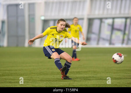 Edimburgo, Scozia - marzo 23: Monica Forsyth della Scozia ha un colpo a obiettivo durante la UEFA Elite Round match tra Scozia U17 la ragazza e la Norvegia U17 della ragazza Oriam in Scozia, il 23 marzo 2019 a Edimburgo, Scozia. (Foto di Scottish Borders Media/Alamy Live News) solo uso editoriale, è richiesta una licenza per uso commerciale. Nessun uso in scommesse. Foto Stock