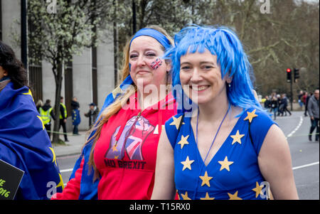 Westminster, Londra, Regno Unito. Il 23 marzo 2019. I popoli marzo. Migliaia di persone si riuniscono a Londra per chiedere una votazione dei popoli sulla decisione finale come troppo se o come il Regno Unito lascia l'Unione europea. I dimostranti comprendente un certo numero di leader politici e celebrità hanno marciato da Marble Arch a piazza del Parlamento i giardini di fronte al Palazzo di Westminster dove le folle sono indirizzate da un certo numero di personalità di spicco. Credito: Newspics Regno Unito Sud/Alamy Live News Foto Stock