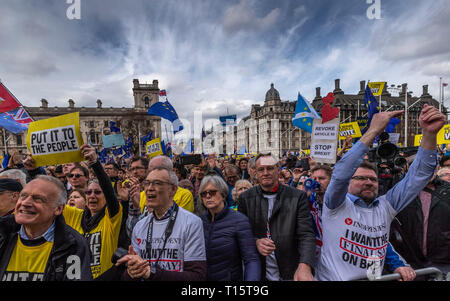 Londra, Regno Unito. 23 Mar, 2019. I dimostranti protesta durante il 'metterlo al popolo' marzo nel centro di Londra, UK, 23 marzo, 2019. Centinaia di migliaia di persone che sabato hanno marciato attraverso il centro di Londra a chiamare per un referendum sulla Brexit come il paese è catturato da Brexit impasse di nuovo. Credito: Han Yan/Xinhua/Alamy Live News Foto Stock