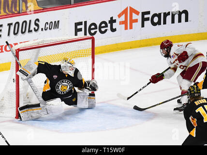 Marzo 23, 2019 Denver pionieri in avanti Tyson McLellan (9) punteggi un obiettivo durante il terzo periodo del NCHC congelati Faceoff terzo posto gioco tra il Colorado College Le tigri e i pionieri di Denver all'Xcel Energy Center, St. Paul, MN. La sconfitta di Denver Colorado College 6-1. Foto di Russell Hons/CSM Foto Stock