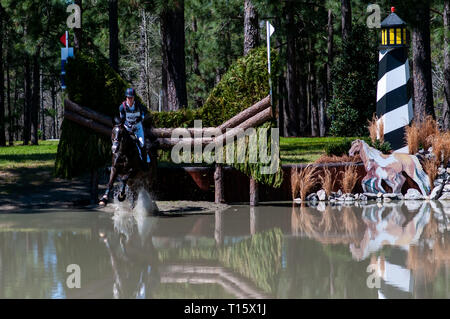 Raeford, North Carolina, Stati Uniti d'America. 22 Mar, 2019. Marzo 23, 2019 - Raeford, N.C., STATI UNITI D'AMERICA - ARIEL GRALD degli Stati Uniti a cavallo LEAMORE MASTER PLAN compete nel cross country CCI-4S divisione al sesto Cloud annuale 11-Gavilan Nord Carolina LLC International CCI e Cavallo, prova a Carolina Horse Park. Il Carolina International CCI e cavallo di prova è uno di America del Nord il premier eventing per competizioni nazionali ed internazionali di combinazioni di eventi, hosting di concorrenza internazionale per la CCI2*-S attraverso il CCI4*-S livelli e i livelli nazionali di formazione attraverso avanzate. (Credito immagine: Foto Stock