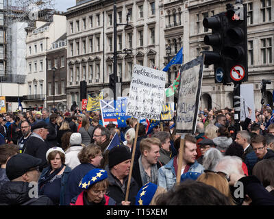 Londra, Regno Unito. 23 Mar, 2019. Oltre 1 milioni di persone scese a Londra oggi per chiedere un altro voto su Brexit. Fotografia di Ghene Snowdon Credito: Ghene Snowdon/Alamy Live News Foto Stock