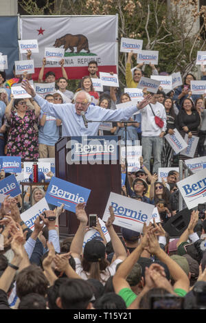 Los Angeles, California, USA. 23 Mar, 2019. Il senatore Bernie Sanders parla a un pranzo di fronte alla folla Grand Park nel centro di Los Angeles, la California il 23 marzo 2019. Credito: Allison Zaucha/ZUMA filo/Alamy Live News Foto Stock