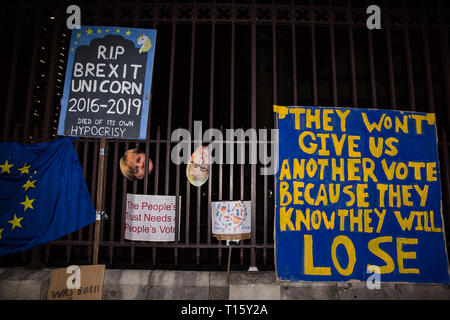 Londra, Regno Unito. 23 marzo, 2019. Segni fatti a mano sinistra al di fuori della Camera dei comuni da parte di alcuni milioni di manifestanti che hanno partecipato al voto popolare marzo e rally. Credito: Mark Kerrison/Alamy Live News Foto Stock