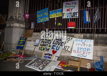 Londra, Regno Unito. 23 marzo, 2019. Segni fatti a mano sinistra al di fuori della Camera dei comuni da parte di alcuni milioni di manifestanti che hanno partecipato al voto popolare marzo e rally. Credito: Mark Kerrison/Alamy Live News Foto Stock