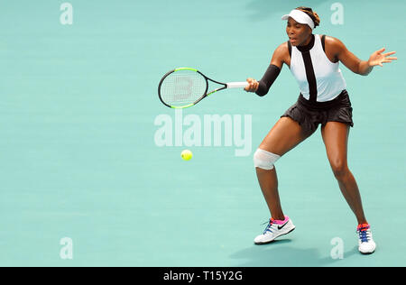 Miami, Stati Uniti d'America. Xxi Mar, 2019. Venus Williams di gli Stati Uniti restituisce un colpo contro Dalila Jakupovic della Slovenia al Hard Rock Stadium al Miami aperto su Marzo 21, 2019 nei giardini di Miami, Florida. Williams beat Jakupovic 7-5, 6-3. (Paul Hennessy/Alamy) Credito: Paul Hennessy/Alamy Live News Foto Stock