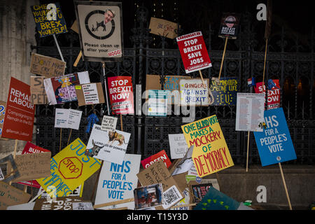 Londra, Regno Unito. 23 marzo, 2019. Segni fatti a mano sinistra al di fuori della Camera dei comuni da parte di alcuni milioni di manifestanti che hanno partecipato al voto popolare marzo e rally. Credito: Mark Kerrison/Alamy Live News Foto Stock