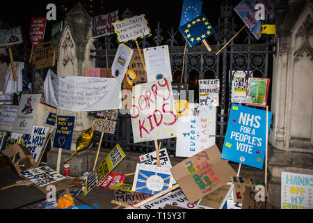 Londra, Regno Unito. 23 marzo, 2019. Segni fatti a mano sinistra al di fuori della Camera dei comuni da parte di alcuni milioni di manifestanti che hanno partecipato al voto popolare marzo e rally. Credito: Mark Kerrison/Alamy Live News Foto Stock