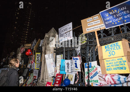 Londra, Regno Unito. 23 marzo, 2019. Segni fatti a mano sinistra al di fuori della Camera dei comuni da parte di alcuni milioni di manifestanti che hanno partecipato al voto popolare marzo e rally. Credito: Mark Kerrison/Alamy Live News Foto Stock