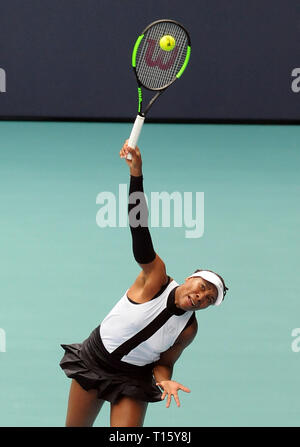 Miami, Stati Uniti d'America. Xxi Mar, 2019. Venus Williams di gli Stati Uniti serve contro Dalila Jakupovic della Slovenia al Hard Rock Stadium al Miami aperto su Marzo 21, 2019 nei giardini di Miami, Florida. Williams beat Jakupovic 7-5, 6-3. (Paul Hennessy/Alamy) Credito: Paul Hennessy/Alamy Live News Foto Stock