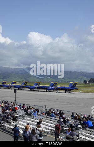 In California, Stati Uniti d'America. 23 Mar, 2019. 23 marzo, 2019 Salinas, California, Stati Uniti d'America scene della annuale Air-Show Salinas, dotato del Navy US 'Blue Angels' arobatic team. Qui il team ORACLE ( Sean e Jessy Panzer) eseguire con loro Pitts speciali e piani di Leader. Credito: Motofoto/Alamy Live News Foto Stock