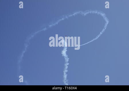 In California, Stati Uniti d'America. 23 Mar, 2019. 23 marzo, 2019 Salinas, California, Stati Uniti d'America scene della annuale Air-Show Salinas, dotato del Navy US 'Blue Angels' arobatic team. Qui il team ORACLE ( Sean e Jessy Panzer) eseguire con loro Pitts speciali e piani di Leader. Credito: Motofoto/Alamy Live News Foto Stock