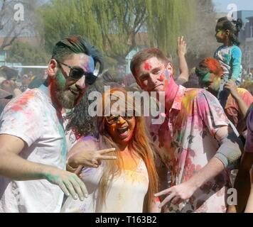 San Francisco, Stati Uniti d'America. 23 Mar, 2019. La gente a prendere parte alla celebrazione del Holi festival in Foster City, California, Stati Uniti, 23 marzo 2019. Il festival indù di Holi o il Festival di colori, annuncia l'arrivo della primavera e la fine dell'inverno. Credito: Dong Xudong/Xinhua/Alamy Live News Foto Stock