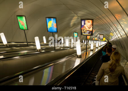 Scale mobili di San Pietroburgo Metro. La maggior parte delle stazioni sono sotterranee profonde e le scale mobili sono lunghi. A San Pietroburgo, Russia. Foto Stock