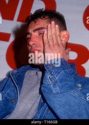 LOS ANGELES, CA - 5 Marzo: pugile Oscar De La Hoya alla conferenza stampa per il WBO super piuma titolo da un RTD 10 alla lotta contro il boxer Jimmi Bredahl su Marzo 5, 1994 at Olympic Auditorium di Los Angeles, California. Foto di Barry re/Alamy Stock Photo Foto Stock