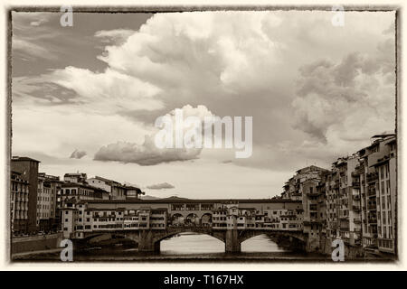 Il Ponte Vecchio, una pietra medievali chiuso-spandrel arco ponte sopra il fiume Arno a Firenze, nota per aventi ancora negozi costruiti Foto Stock