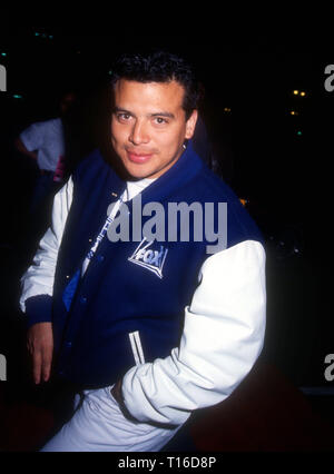 LOS ANGELES, CA - 5 marzo: una valutazione assiste lotta con il pugile Oscar De La Hoya, chi ha vinto WBO super piuma titolo da un RTD 10 contro boxer Jimmi Bredahl su Marzo 5, 1994 at Olympic Auditorium di Los Angeles, California. Foto di Barry re/Alamy Stock Photo Foto Stock