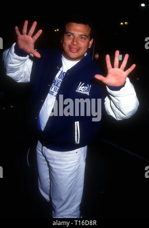 LOS ANGELES, CA - 5 marzo: una valutazione assiste lotta con il pugile Oscar De La Hoya, chi ha vinto WBO super piuma titolo da un RTD 10 contro boxer Jimmi Bredahl su Marzo 5, 1994 at Olympic Auditorium di Los Angeles, California. Foto di Barry re/Alamy Stock Photo Foto Stock