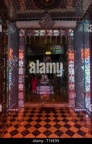 L'unico Arulmigu Sri Rajakaliamman tempio di vetro a Johor Bahru, Malaysia. L'interno è completamente rivestita di piastrelle in vetro. Ingresso anteriore. Foto Stock