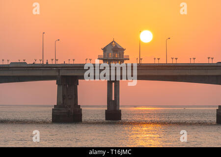 Bellissimo cielo durante il tramonto che scendono verso il mare dietro il Ponte Sarasin. Ponte Sarasin è un importante via di collegamento di terra. Foto Stock