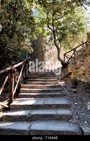 Castiglione del Lago, Italia fortezza vista verticale di gradini in pietra scale in Umbria con la Rocca Medievale o Rocca del Leone e nessuno angolo basso cercando Foto Stock