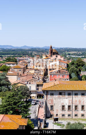 Castiglione del Lago, Italia - 28 agosto 2018: Antenna vista verticale sull'Umbria dalla Rocca Medievale o Rocca del Leone e il lago Trasimeno in sunny summe Foto Stock