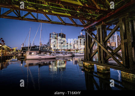 Il 23 dicembre 2018, Sydney NSW Australia : i dettagli di Pyrmont bridge pier e Darling Harbour marina di notte a Sydney NSW Australia Foto Stock