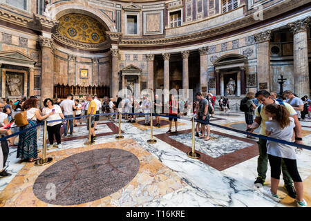 Roma, Italia - 4 Settembre 2018: folla di gente nella costruzione di architettura di interni di Pantheon con arte e pavimento in marmo Foto Stock