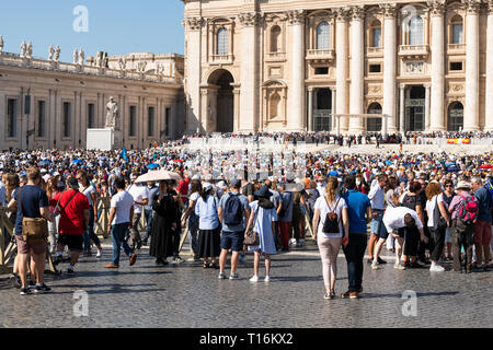 Città del Vaticano, Italia - 5 Settembre 2018: persone la folla in Piazza San Pietro Basilica durante la giornata di sole architettura in vista Roma Foto Stock