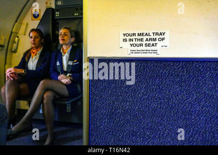 Due air hostess sul bilancio di Ryanair carrier, compagnia aerea, l'aeroporto di Stansted, Londra, Regno Unito Foto Stock