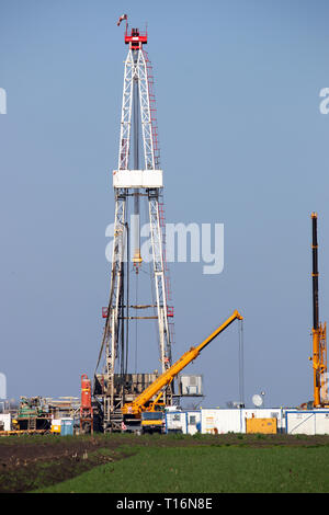 Olio terra impianto di perforazione e gru industria mineraria Foto Stock