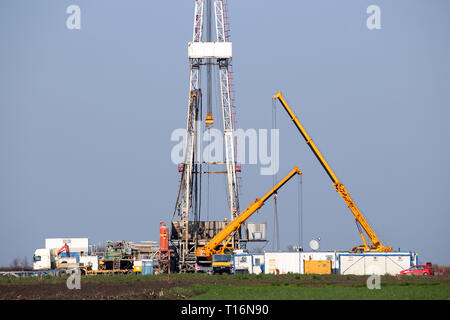 Olio terra impianto di perforazione e gru su oilfield industria mineraria Foto Stock