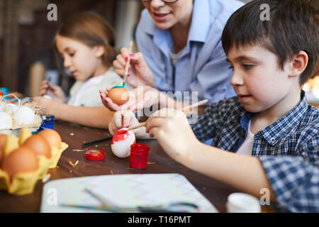 I ragazzi di pittura delle uova di Pasqua Foto Stock