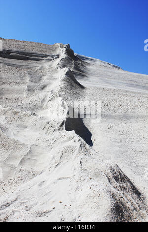 Unico bianco formazioni rocciose di Sarakiniko beach. Isola di Milos, Grecia. Foto Stock