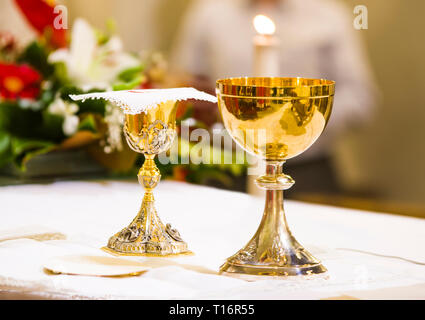 Calice con il vino, il sangue di Cristo e la pisside con host, il corpo di Cristo, pronto sull'altare della Santa Messa Foto Stock