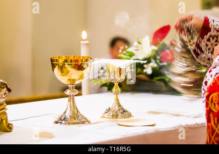 Calice con il vino, il sangue di Cristo e la pisside con host, il corpo di Cristo, pronto sull'altare della Santa Messa Foto Stock