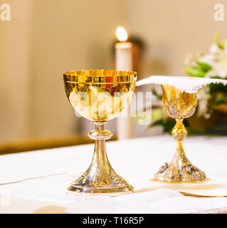 Calice con il vino, il sangue di Cristo e la pisside con host, il corpo di Cristo, pronto sull'altare della Santa Messa Foto Stock